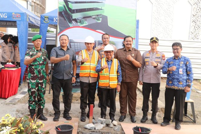 
					Peletakan Batu Pertama Pembangunan Gedung Parkir lantai 4 oleh Kapolres dan Walikota Tangerang*
