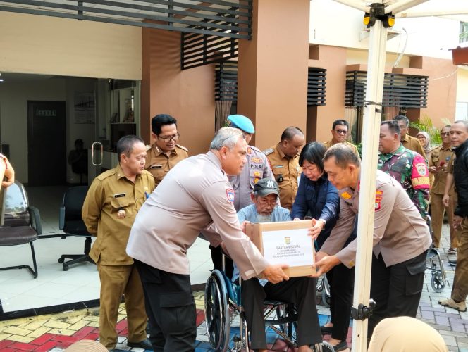 
					Sambut Hari Bhayangkara ke-79, Tujuh Kursi Roda Diberikan Polisi di Kota Tangerang