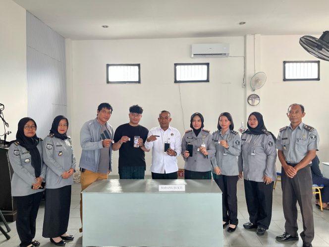 
					Kakanwil Ditjenpas Kalbar Apresiasi Petugas Lapas Perempuan Pontianak Gagalkan Penyeludupan Sabu Dalam Pembalalut