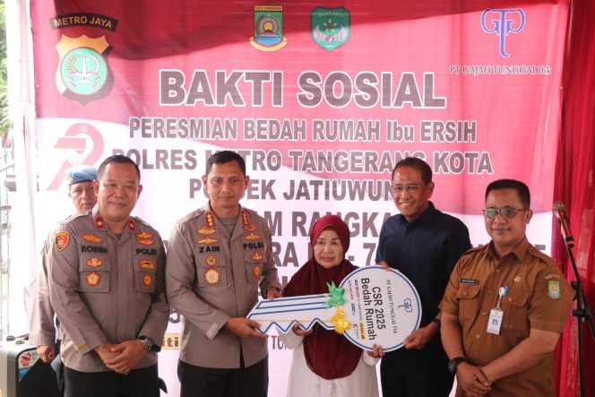 
					Bedah Rumah Hari Bhayangkara ke-79, Kapolres Metro Tangerang Kota Serahkan Kunci Rumah Warga di Jatiuwung