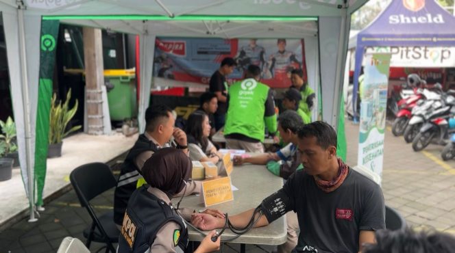 
					RS Bhayangkara TK II Sartika Asih Gelar Bhaktikes HUT Bhayangkara ke-79 di Kantor Gojek Bandung