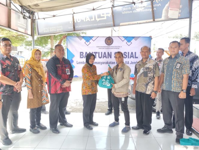 
					Wujud Nyata Peduli Warga Sekitar, Lapas Jember Salurkan Sembako
