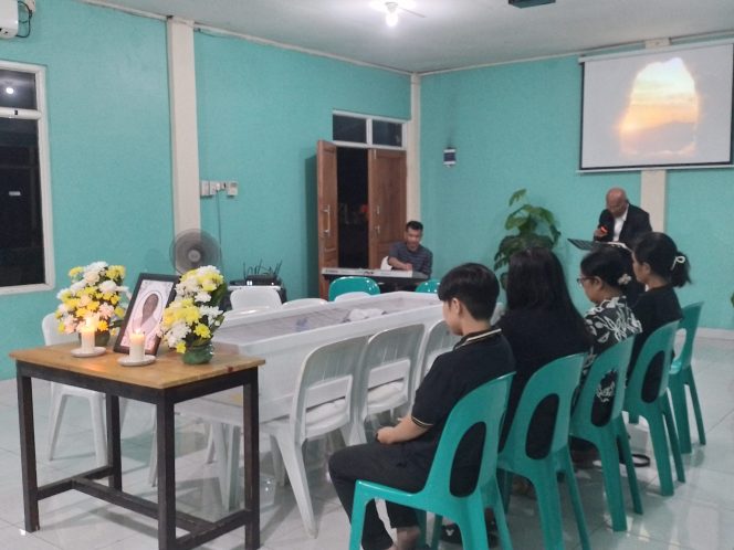 
					Ibadah Penghiburan Keluarga Bapak Fredy Wonlele: Jemaat POUK Maranatha Sitanala Berduka