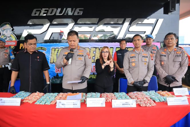
					Selamatkan 15.000 Jiwa Anak Bangsa : Polres Metro Bekasi Kota Bongkar Jaringan Narkoba Bekasi-Bogor-Depok, 14 Ribu Butir Ekstasi Disita