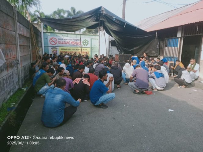 
					Karyawan,PT BSM msh menggelar orasi didepan gerbang perusahaan. Dengan,isi dzikir&doa