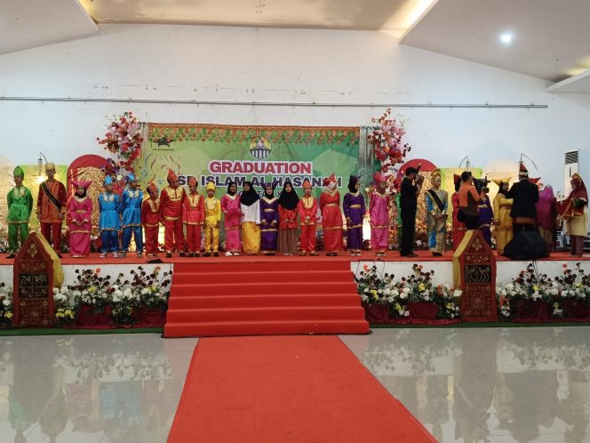 
					Graduation SD Islam Al Hasanah 2025 Dibalut Adat Padang, Wali Murid Pertanyakan Keberagaman.