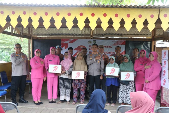 
					Hari Bhayangkara ke-79, Polisi Sebarkan 2.000 Paket Sembako Bagi Masyarakat di Slum Area di Tangerang*