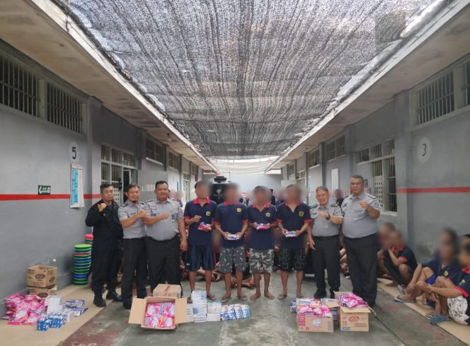 
					Wujudkan Hidup Sehat, Lapas Jember Bagikan Perlengkapan Mandi Warga Binaan