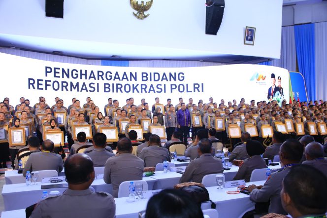 
					Menteri Rini Sampaikan Apresiasi Divisi Humas Polri Atas Penghargaan Zona Integritas.