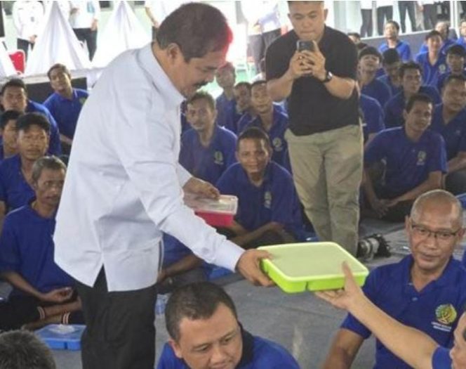 
					Menteri Imipas Tukar Ompreng Makanan Warga Binaan di Semarang*