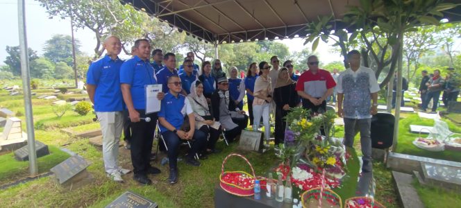
					HAUL 10 TAHUN H. SOEPRAPTO SOEPARNO: JNE & TIKI ZIARAH BERSAMA, DOA KHUSYUK DIPIMPIN USTADZ SUBEKI AL BUKHORI