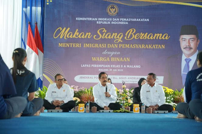 
					Menteri Imigrasi dan Pemasyarakatan Makan Siang Bersama Warga Binaan LPP Malang, Duduk Sama Rata Tanpa Pembeda
