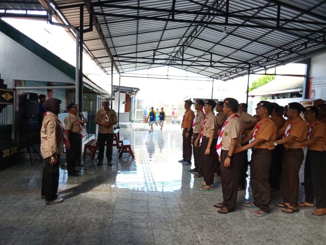 
					Warga Binaan yang Tergabung dalam Pramuka Lapas Banyuwangi Diberi Pengenalan Upacara Penegak