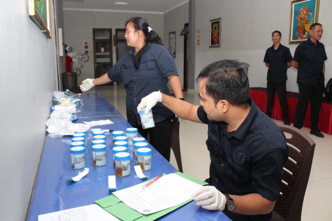 
					Lapas Narkotika Bangli Gandeng BNNK Gianyar Gelar Tes Urine Acak, Wujud Nyata Komitmen Lapas Zero Narkoba
