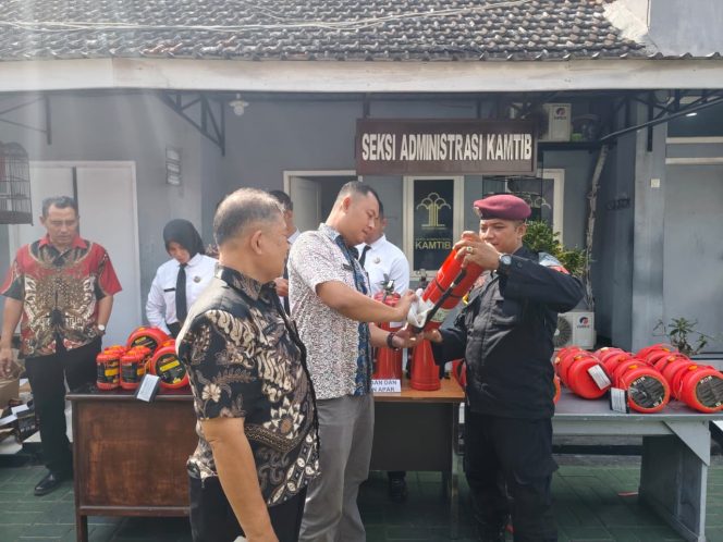 
					DETEKSI DINI CEGAH KEBAKARAN, LAPAS JEMBER RUTIN LAKUKAN PEMELIHARAAN DAN PERAWATAN APAR”