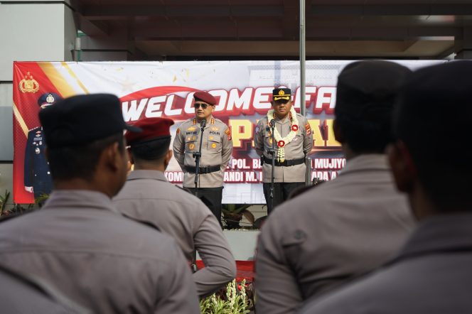 
					Farewell Parade dilanjutkan tradisi Pedang Pora Sambut dan Antar Pimpinan Polresta Tangerang