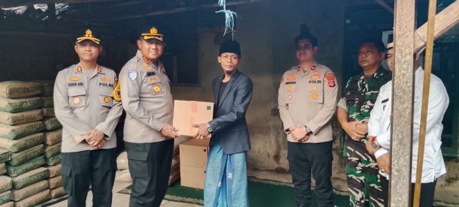 
					Kapolresta Tangerang Bantu Ponpes Bani Asyifa yang Alami Kebakaran