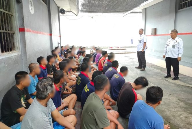 
					Wujudkan Zero Halinar, Lapas Jember Razia Kamar Hunian