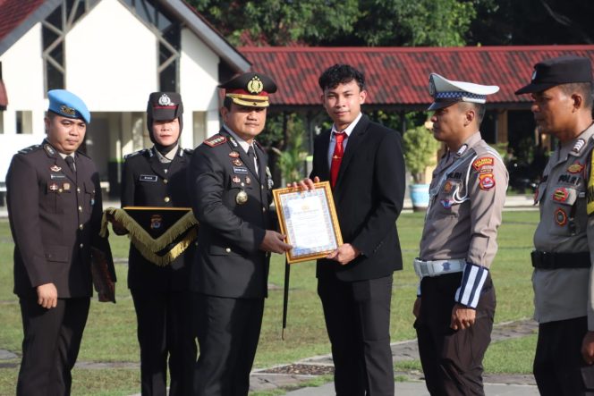 
					Kapolresta Tangerang Berikan Penghargaan kepada 36 Personel dan Warga dalam Upacara HUT Bhayangkara ke-79
