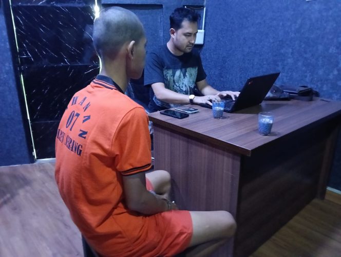 
					Pengedar pil koplo dicokok personil Satresnarkoba Polres Serang di rumahnya Kelurahan Cipareq