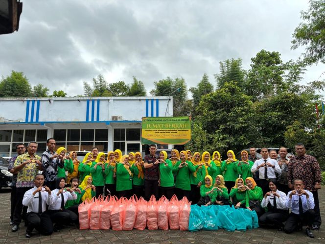 
					Berbagi Keberkahan, Lapas Jember Salurkan Bantuan Sosial kepada Masyarakat 