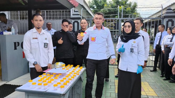 
					Cegah Penyalahgunaan Narkoba, Pegawai dan WBP Jalani Tes Urine