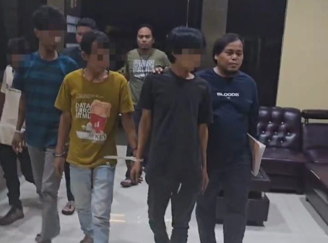 
					Empat pria warga Desa Cisait, Kecamatan Kragilan,  diduga mencabuli gadis penyandang keterbelakangan mental di rumah salah seorang pelaku.