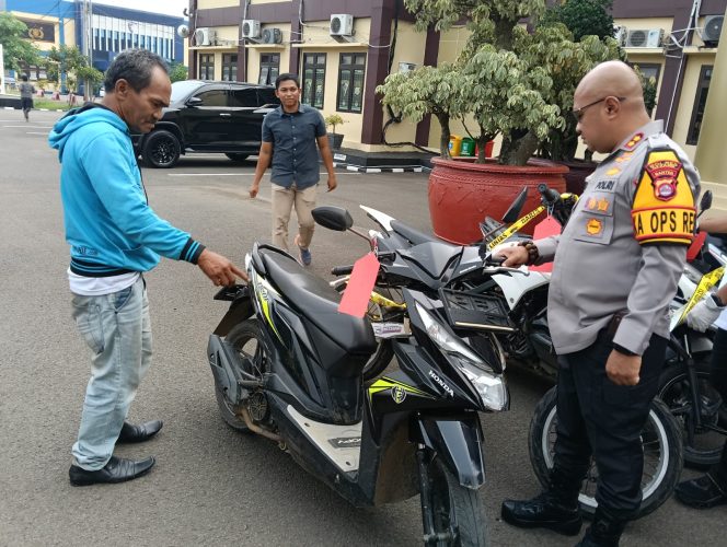 
					Ahmad Syafei  tidak dapat Manahan kegembiraan ketika menerima kembali motor Honda Beat A 2362 ZQ yang telah hilang dicuri.