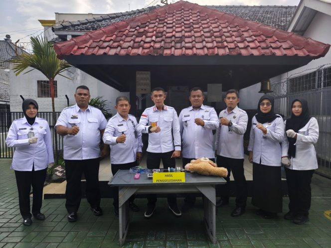 
					Wujudkan Zero Halinar, Kalapas Jember Pumpin Razia Kamar Penghuni