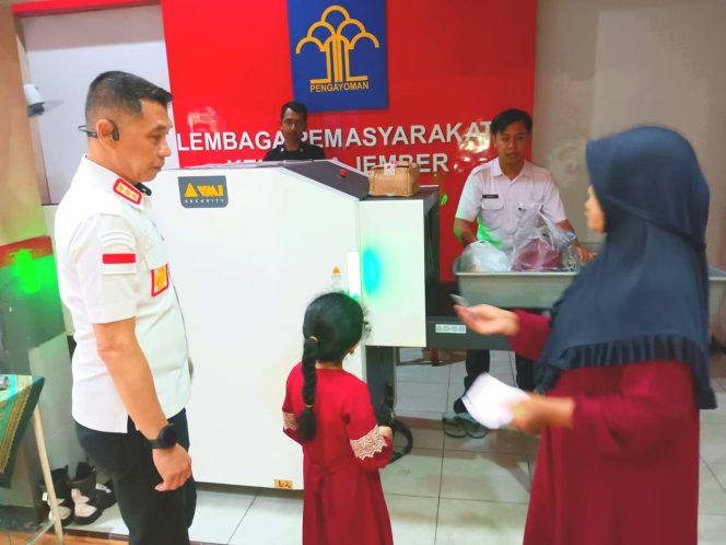 
					Pantau Layanan Kunjungan, Kalapas Jember Pastikan Pelayanan Maksimal