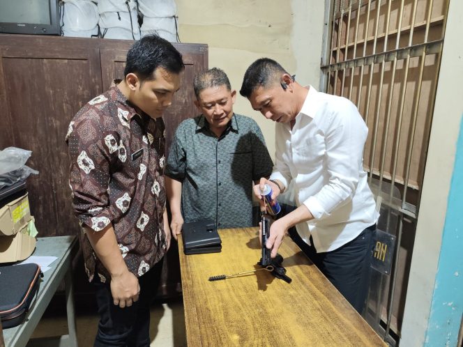 
					Cegah Gangguan Keamanan, Lapas Jember Rutin Laskanakan Harwat Senpi