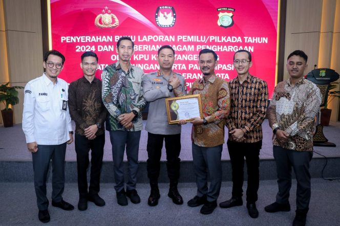 
					Apresiasi KPU, Kapolres Tangerang Kota Terima Piagam Penghargaan Dukungan Pilkada 2024*