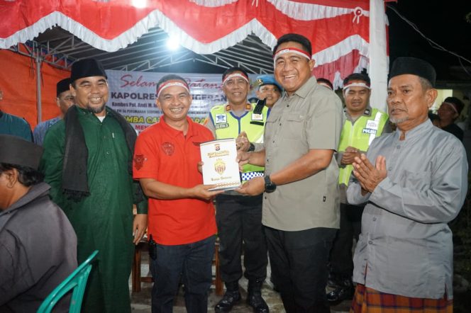 
					Ngariung Bareng Warga, Kapolresta Tangerang ‘Tumbangkan’ Ketua RW dalam Duel Panas Catur*