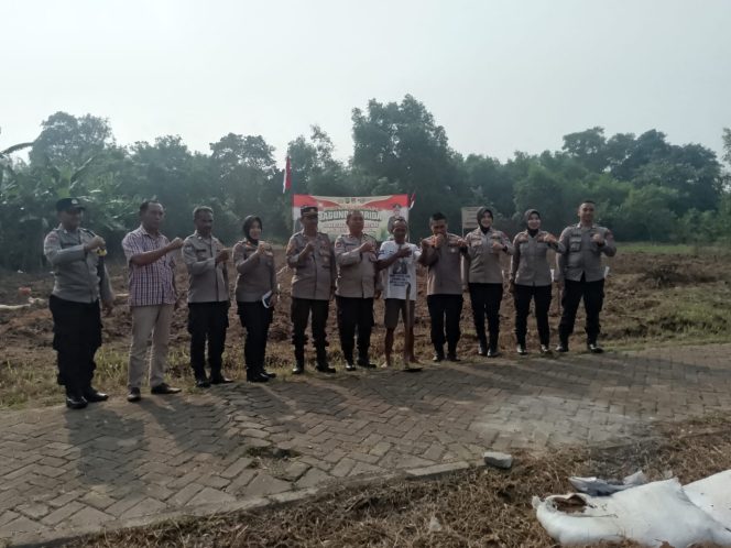 
					Pengawasan Program Ketahanan Pangan, Tim Polda Banten Tinjau Lahan Jagung di Desa Sukaharja kec. Sindangjaya kab. Tangerang.