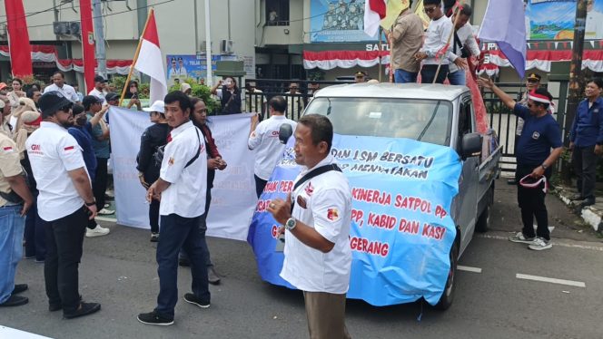 
					Kantor Satpol PP Dan Kantor Walikota Tangerang Digeruduk Ratusan LSM dan Wartawan, Meminta Kabid Dan Kasie Gakumda Di Copot