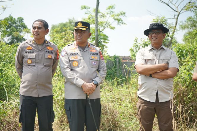 
					Kapolresta Tangerang Dampingi Aslog Kapolri Simulasi Alat Land Clearing di Lahan Ketahanan Pangan