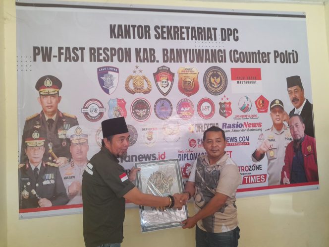 
					Ketum PW-FRN Agus Flores Serahkan Cinderamata untuk Kalapas Banyuwangi
