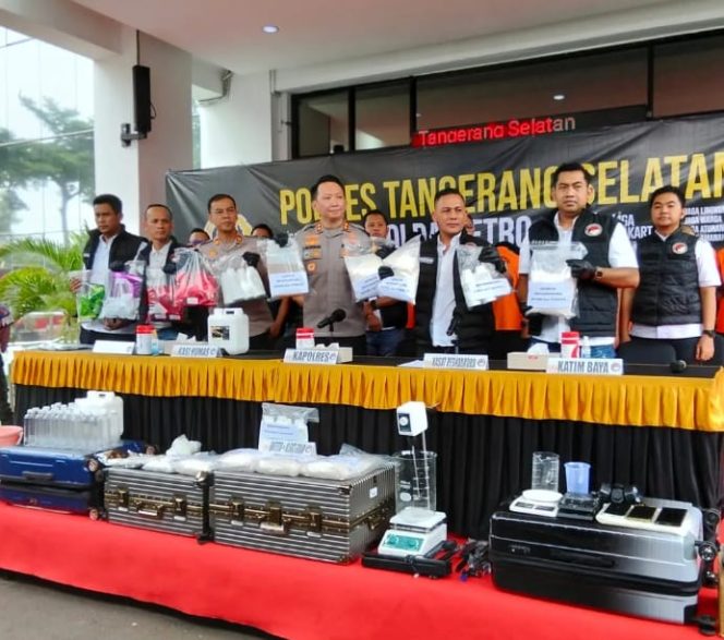 
					Polres Tangerang Selatan Bongkar Home Industri Tembakau Sintetis 7,7 Kg dan 9 Tersangka Ditangkap