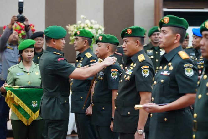 
					Tongkat Kepemimpinan Danrem 052/Wijayakrama Di Serahterimakan