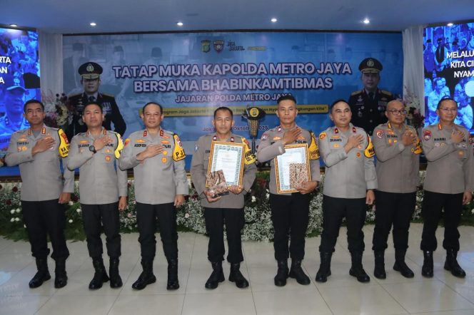 Kapolda beri penghargaaan Anggota Teladan Polres Metro Tangerang Kota  Aiptu Erwanto, Bhabinkamtibmas Poris Gaga, Terima Penghargaan dari Kapolda Metro Jaya