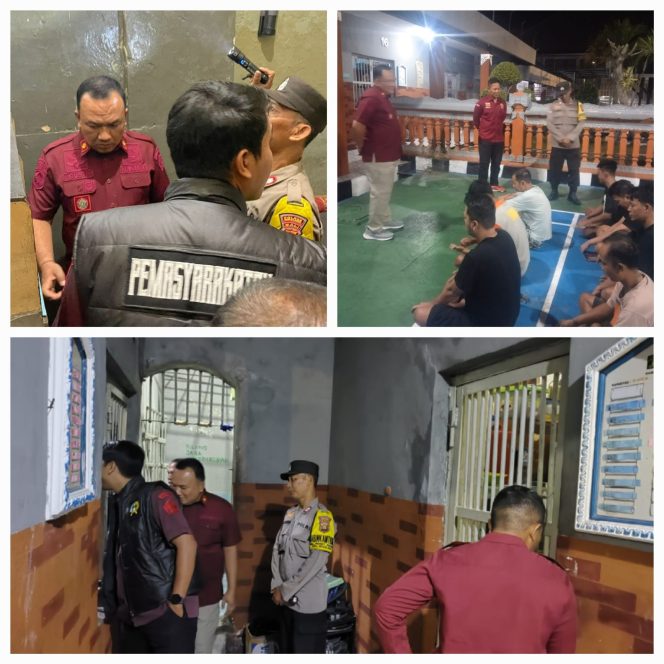 
					Sidak Tengah Malam, Kalapas Singaraja Pimpin Penggledahan Kamar Hunian