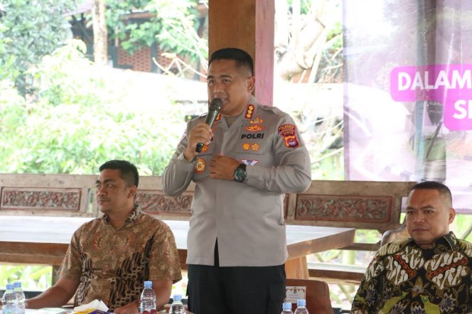 
					Jalin Kedekatan, Kapolresta Tangerang dan Forkopimda Ngopi Bareng Komunitas Buruh*