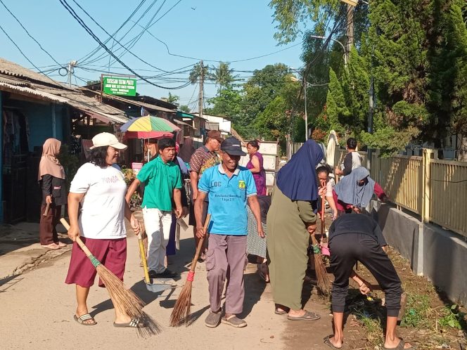 
					Dalam Rangka Penilaian Adipura Kota Tangerang, Rt 02-Rw 013 Kelurahan Karangsari Kerja Bhakti Massal Dan Wujudkan Tali Silahturahmi