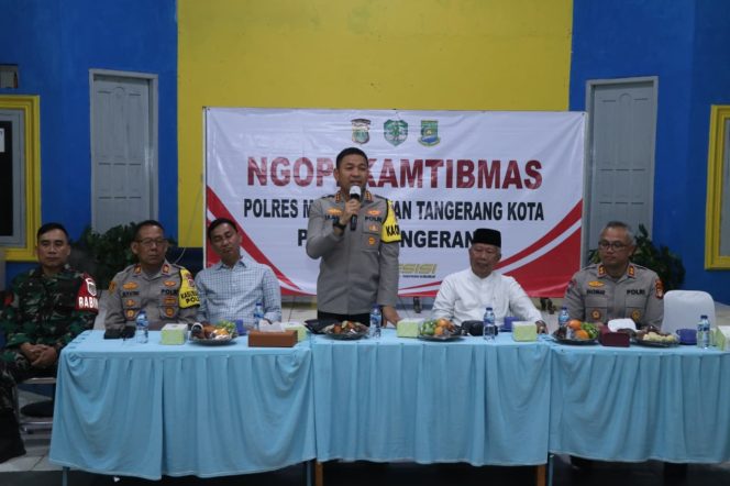 
					Ngopi Kamtibmas, Kapolres Metro Tangerang Kota Sapa Warga Sukasari*
