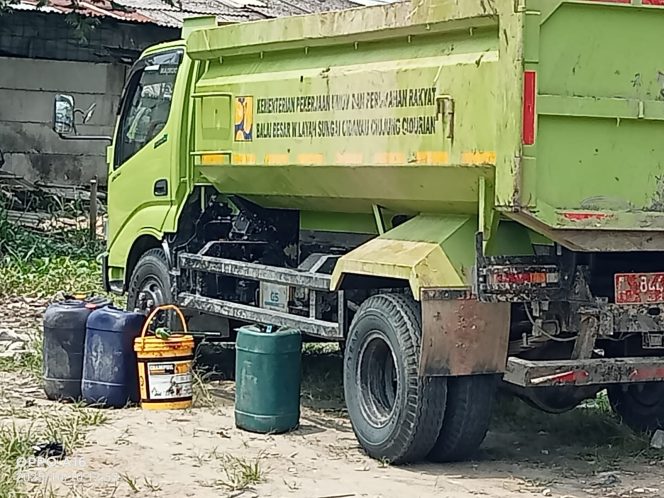 
					Pengerukan Tanah Milik BBWS C3 Diduga Diinisiasi Kepala Desa Sindang Panon, Pol PP Kabupaten Tangerang terkesan Cuek