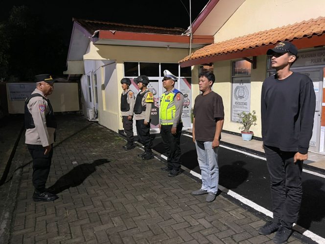 
					Polsek Kronjo Gelar Apel Malam Tingkatkan Kesiapsiagaan Personel