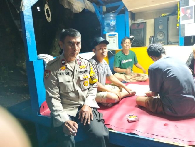 
					Bhabinkamtibmas Kelurahan Sukamulya Sambangi Satkamling, Sampaikan Pesan Kamtibmas