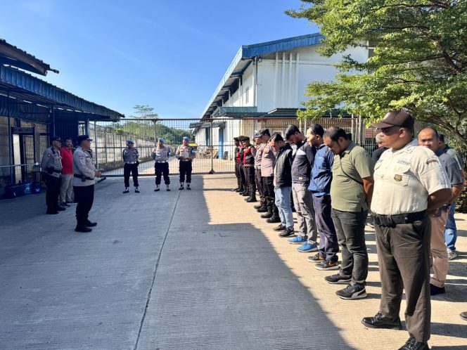 
					Polsek Cikupa Gelar Apel Pengamanan Aksi Unjuk Rasa FSPMI Tangerang Raya di PT. Sinarintan Putranusa