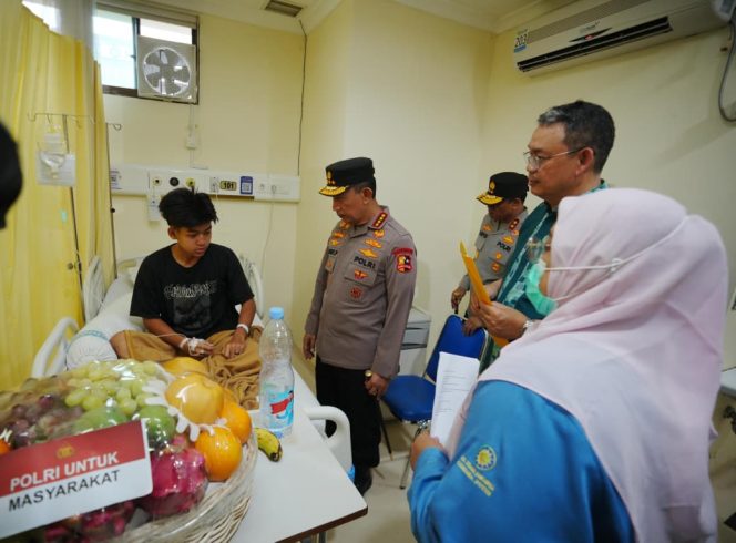 
					Kapolri Listyo Sigit Kunjungi Korban Ledakan SMAN 72 di RSI Cempaka Putih*