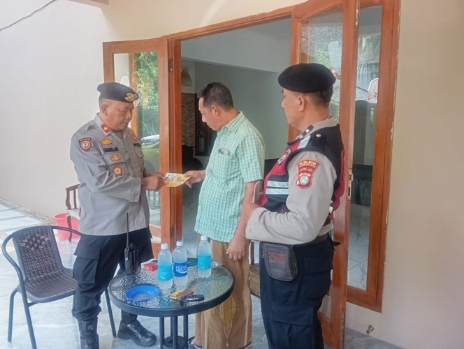 
					Sambil patroli dialogis Sat Samapta sosialisasikan layanan Call Center 110.*